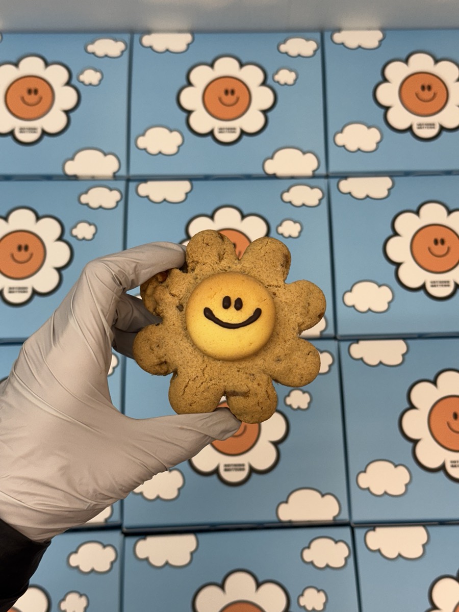 손에 든 플라워 쿠키와 1구 음료 세트 패키지 배경컷