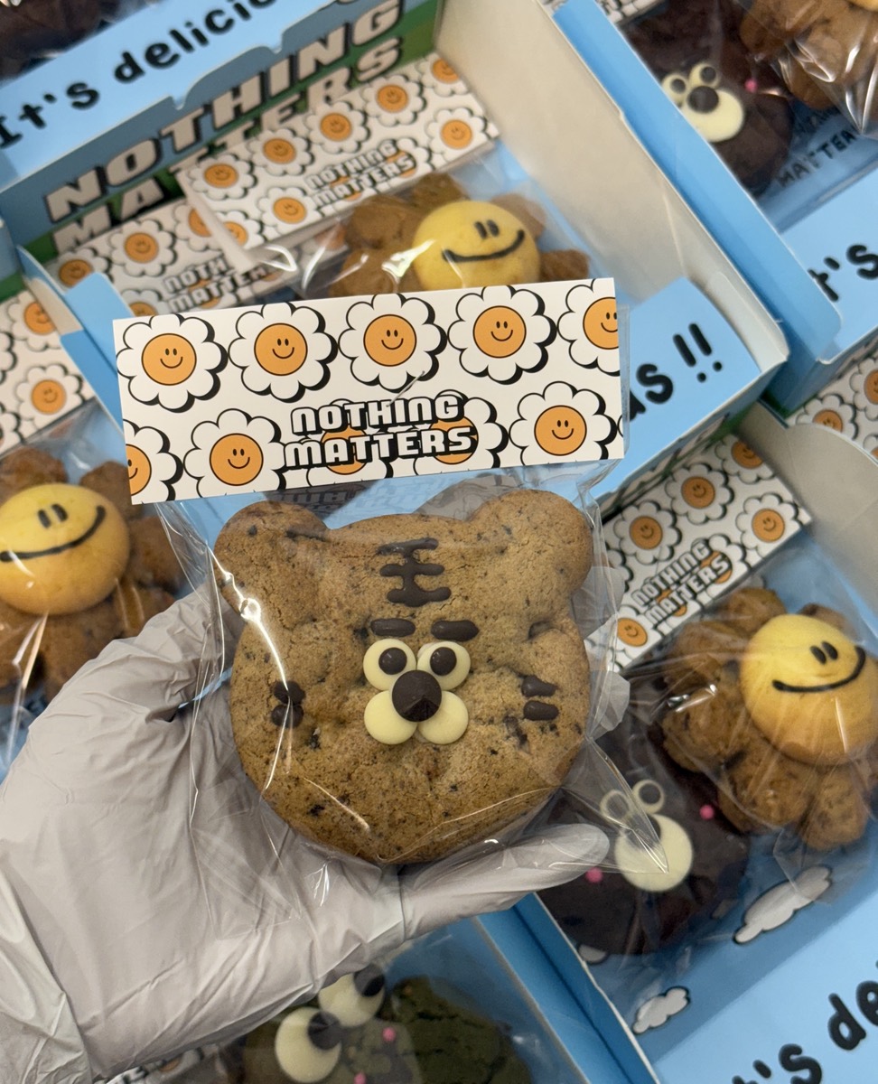 손에 든 비닐탭 포장 대표컷